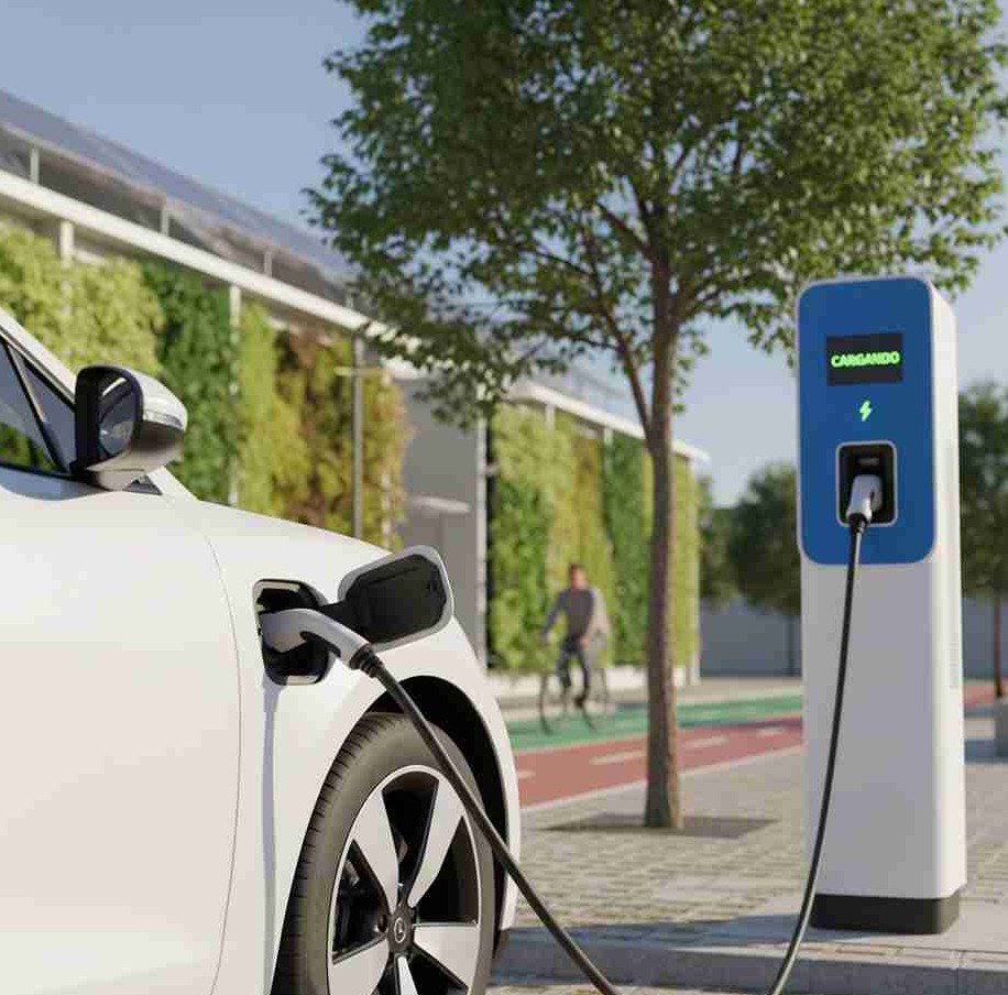 Coche eléctrico cargando en estación de recarga pública - Comparativa autonomía vehículos eléctricos vs híbridos 2025